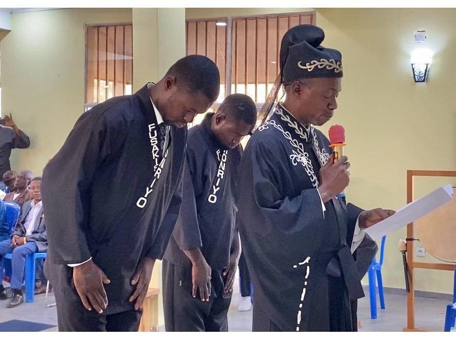 Serviteur congolais se prosternant