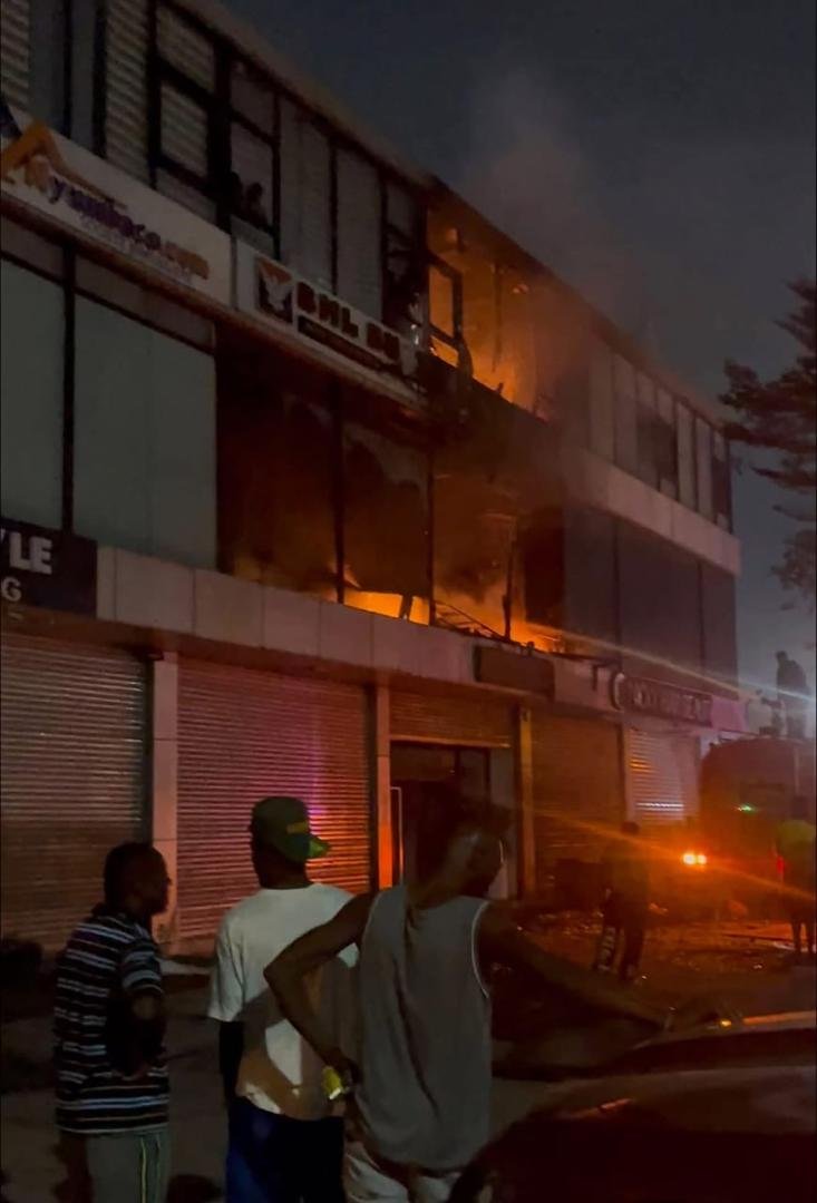 Incendie à Kinshasa - bâtiment en feu